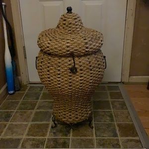 .. Sea Grass Basket w/Lid
DESCRIPTION